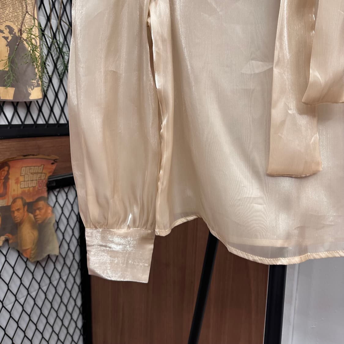 Beige Shimmer Sheer Long-Sleeve Blouse 상품이미지4