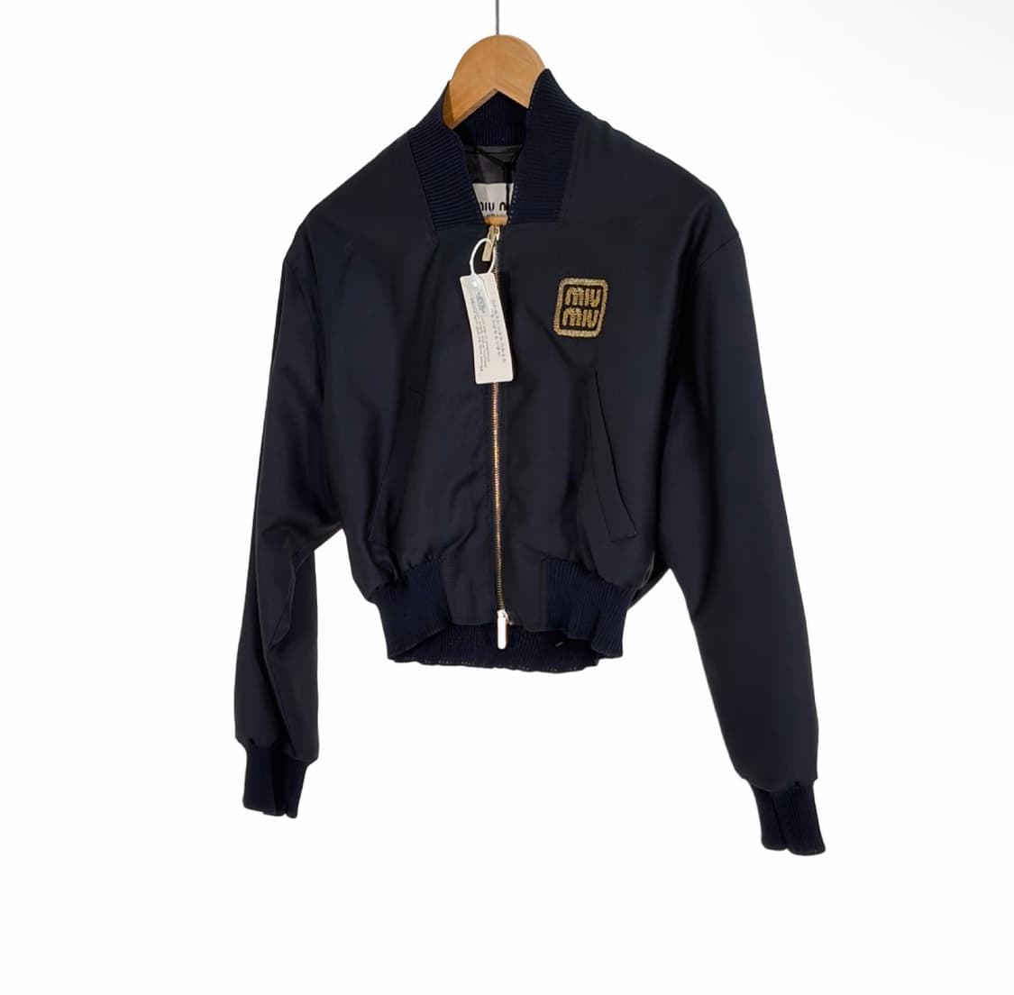 [38] 미우미우 24ss 여성 크롭 바타비아 봄버 바시티 자켓 네이비 상품이미지2