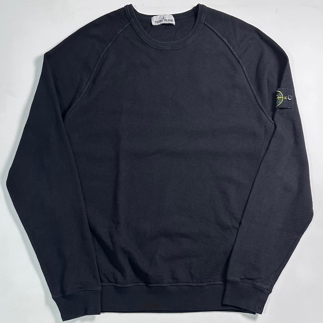  스톤 아일랜드 블랙 맨투맨 상품이미지1