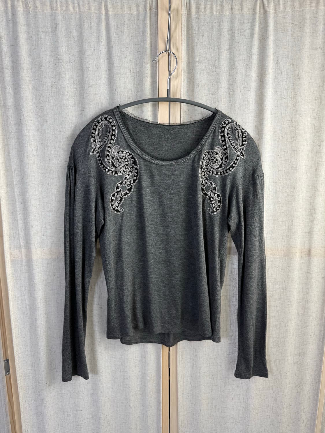 Hiroko Bis 자수 트리밍 실크 롱슬리브 티 상품이미지5