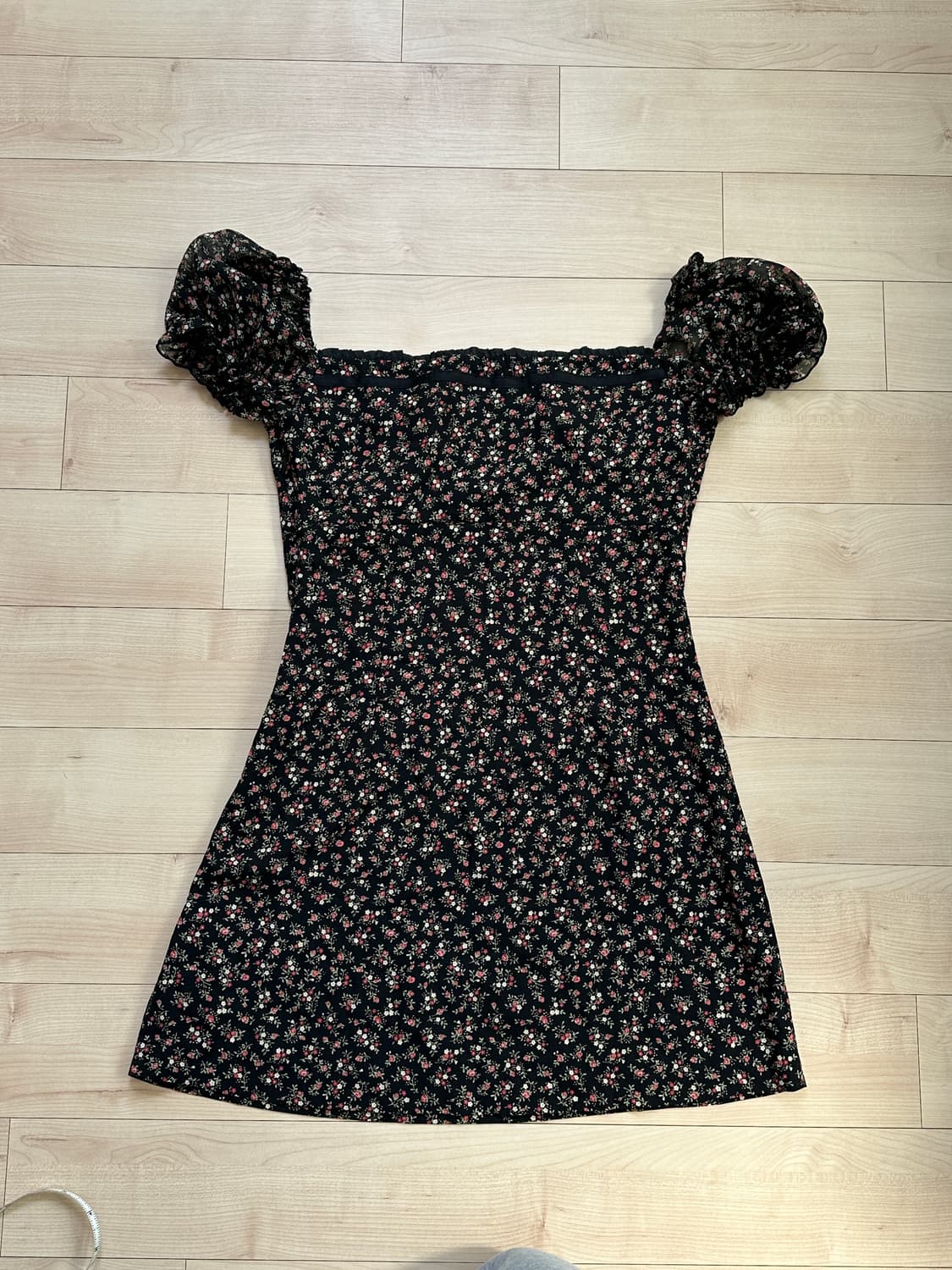 오드원아웃 플라워 퍼프 블랙 미니 원피스 s사이즈 입니다. 상품이미지2