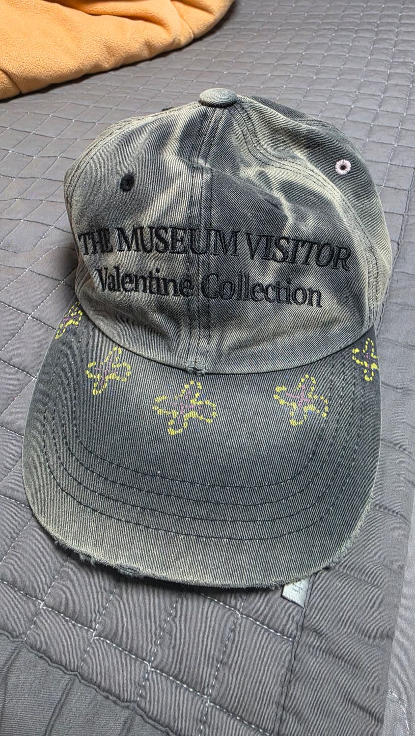더뮤지엄비지터 발렌타인 한정판 볼캡 판매 상품이미지2
