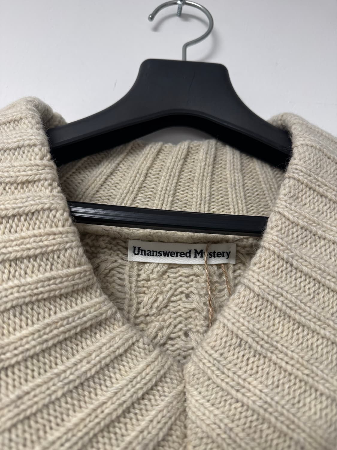 언앤써드미스테리 케이블 꽈배기 아이보리 브이넥 오버핏 니트 스웨터 F 상품이미지5