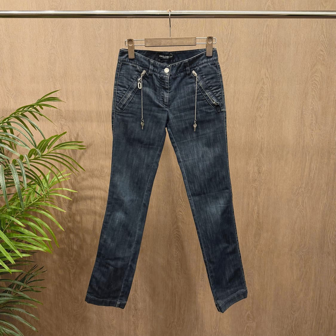 돌체앤가바나 워싱 데님 팬츠 슬림핏 지퍼 포켓 사이드 체인 디테일 흑청 상품이미지1