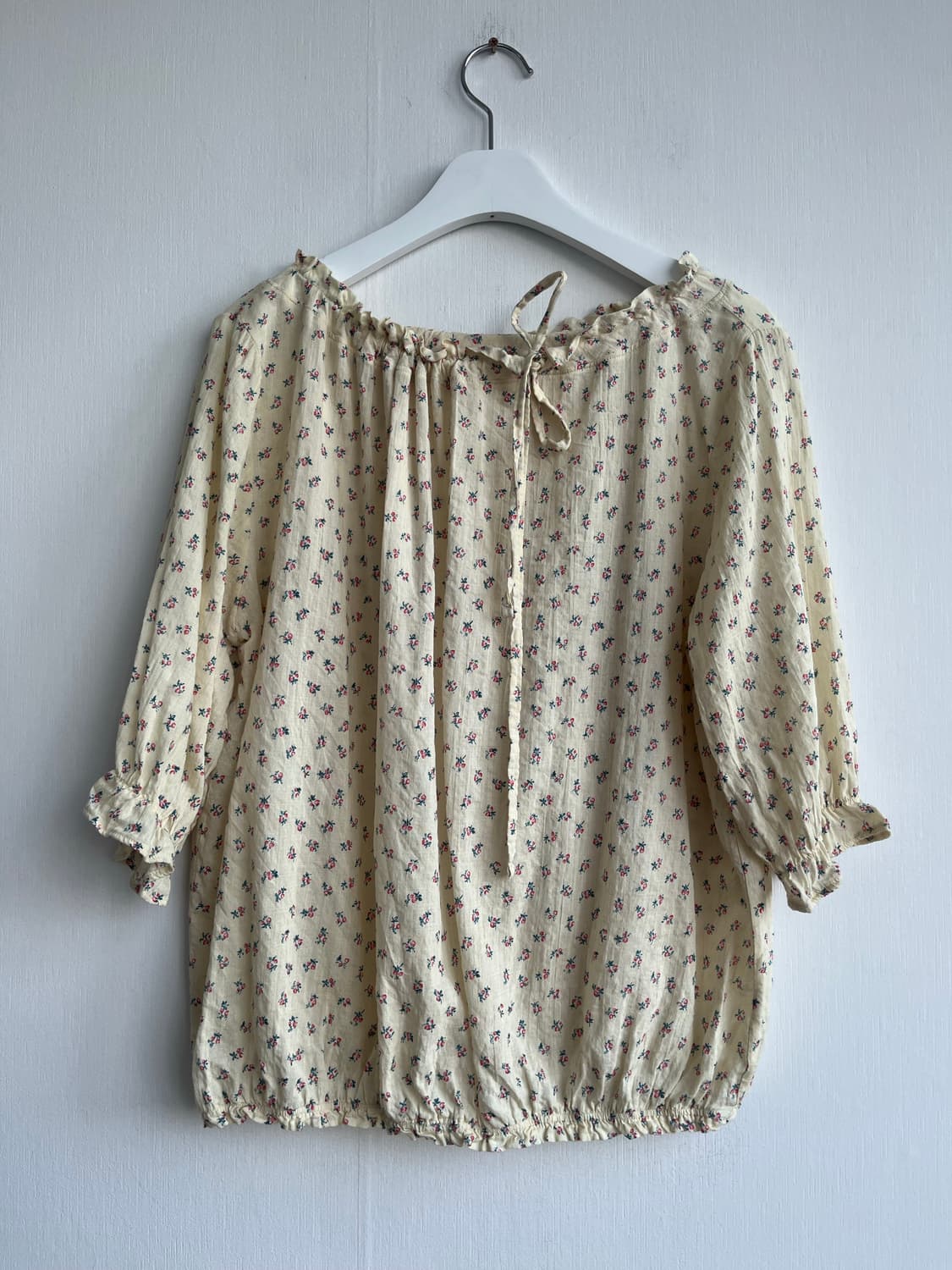 ONLY HUE 잔꽃 코튼 셔링 블라우스 상품이미지1