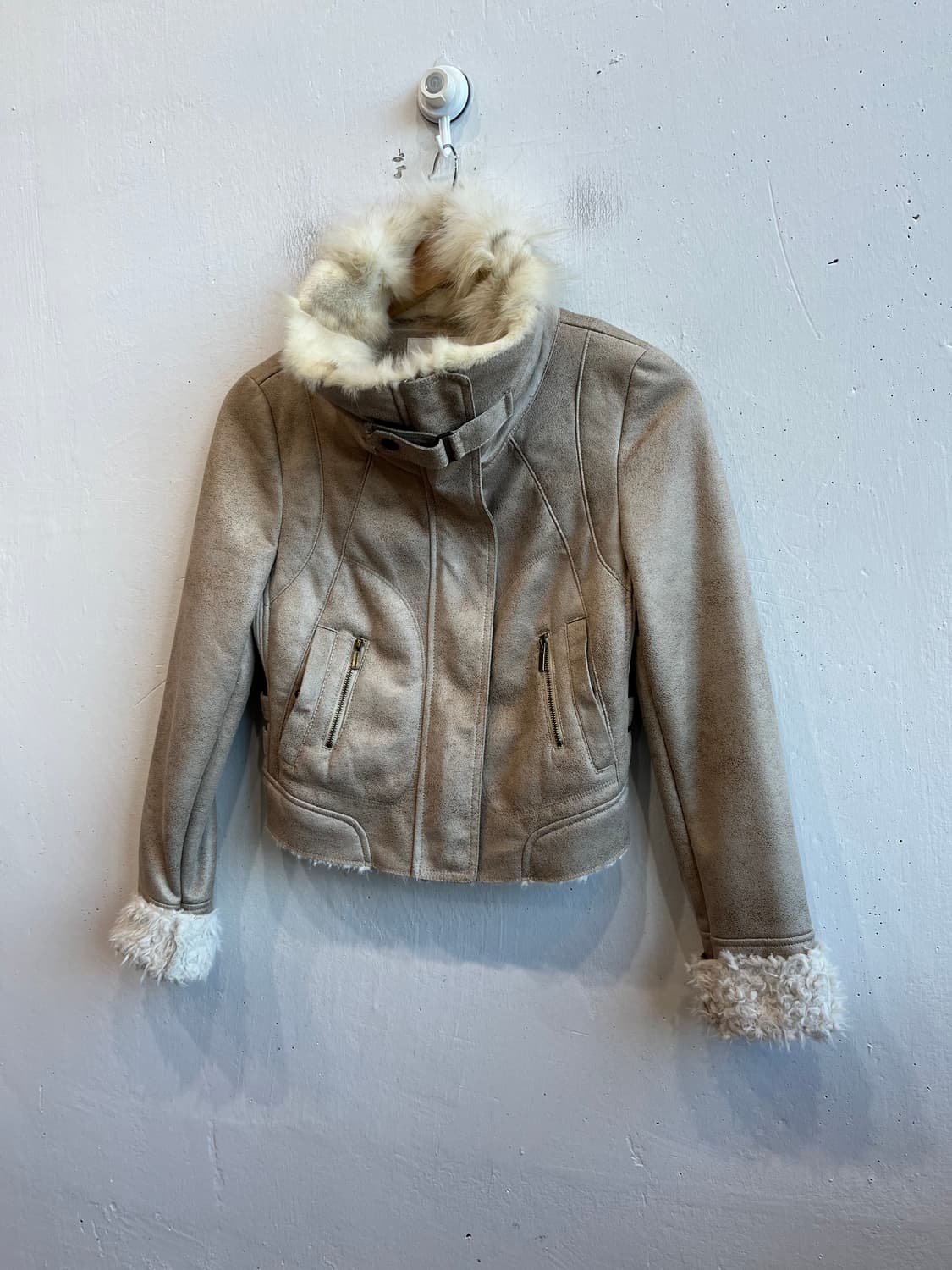 Visit in Newyork 폭스퍼 크롭 무스탕 자켓 우먼즈 상품이미지1