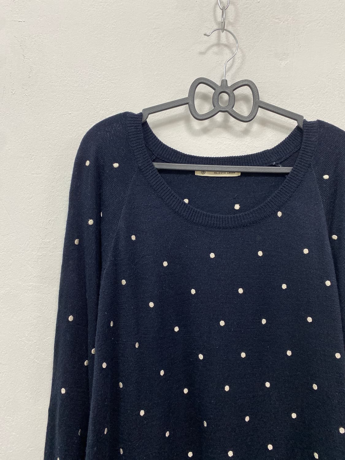 [MAJESTIC] 폴카 도트 로걀 원숄더 니트 상품이미지5