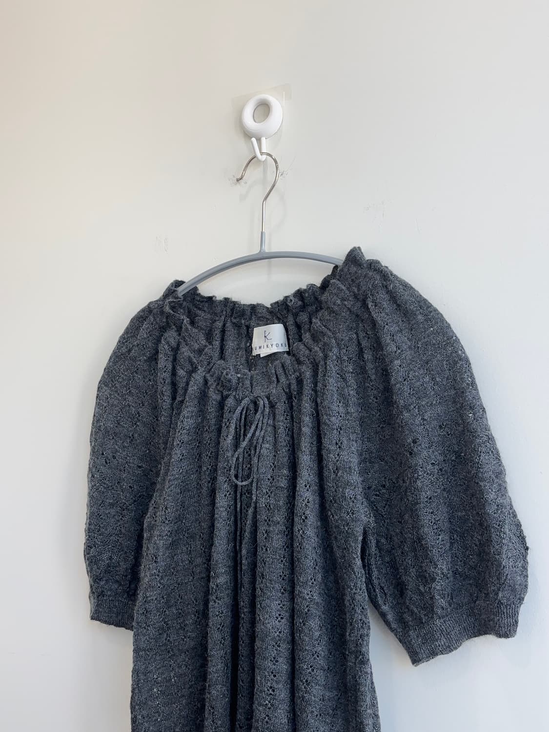 KUMIKYOKU 챠콜 셔링 스트링 반팔 풀오버 상품이미지2