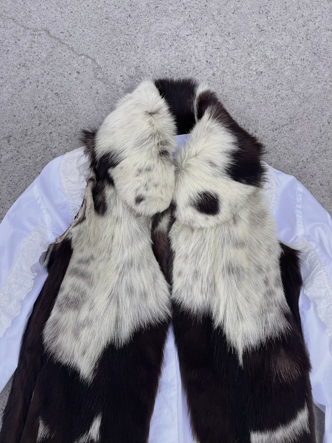 Cowhide print fluffy collar fur vest 상품이미지2