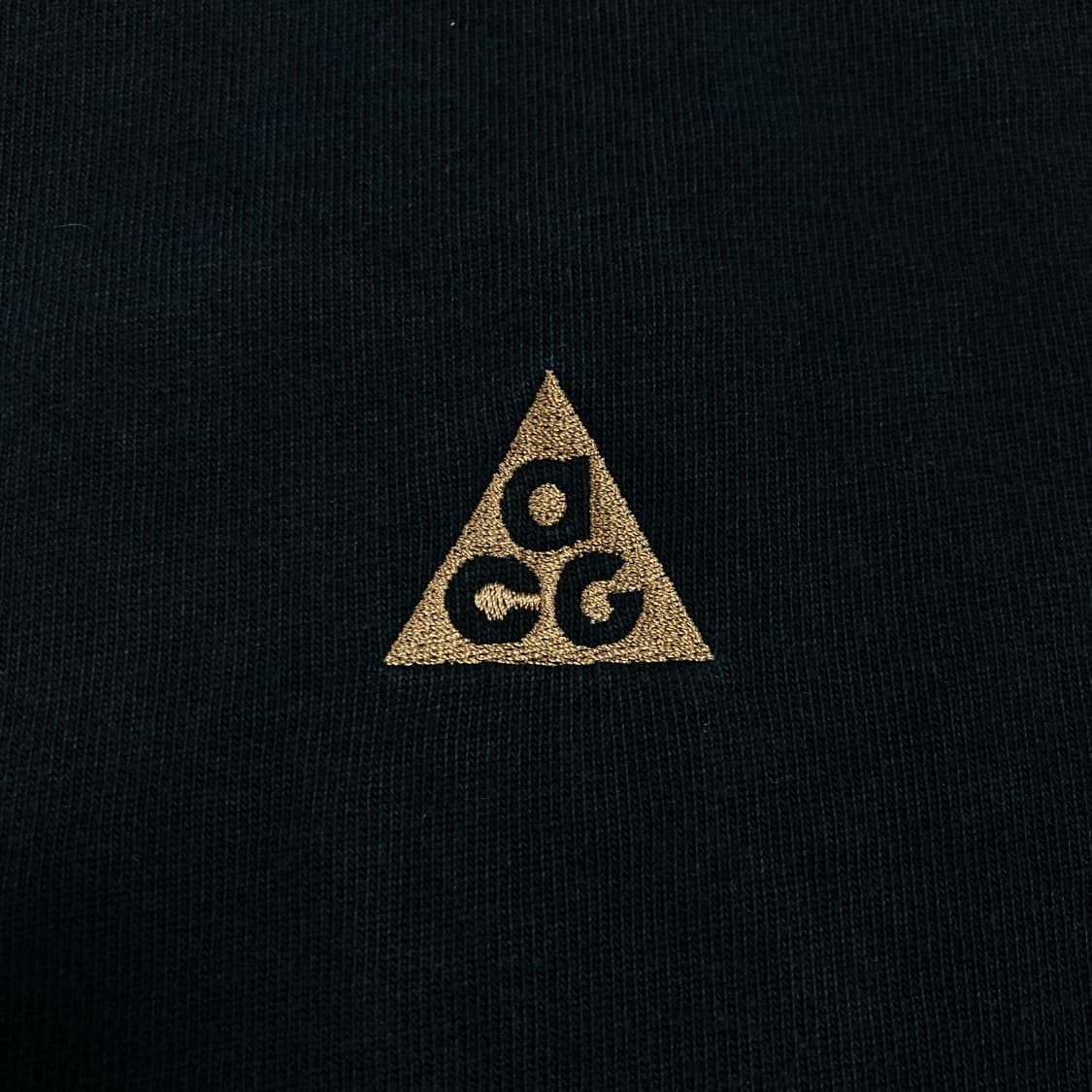나이키 ACG 스몰 로고 블랙 컬러 반팔티 상품이미지2