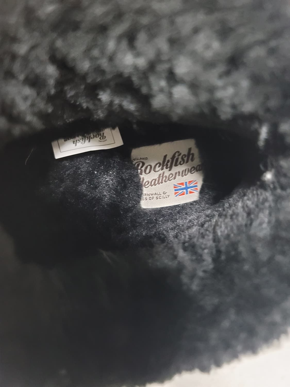 (새제품)락피쉬 어그 슬리퍼 블랙 uk5.5 235사이즈 새제품

단품입 상품이미지3