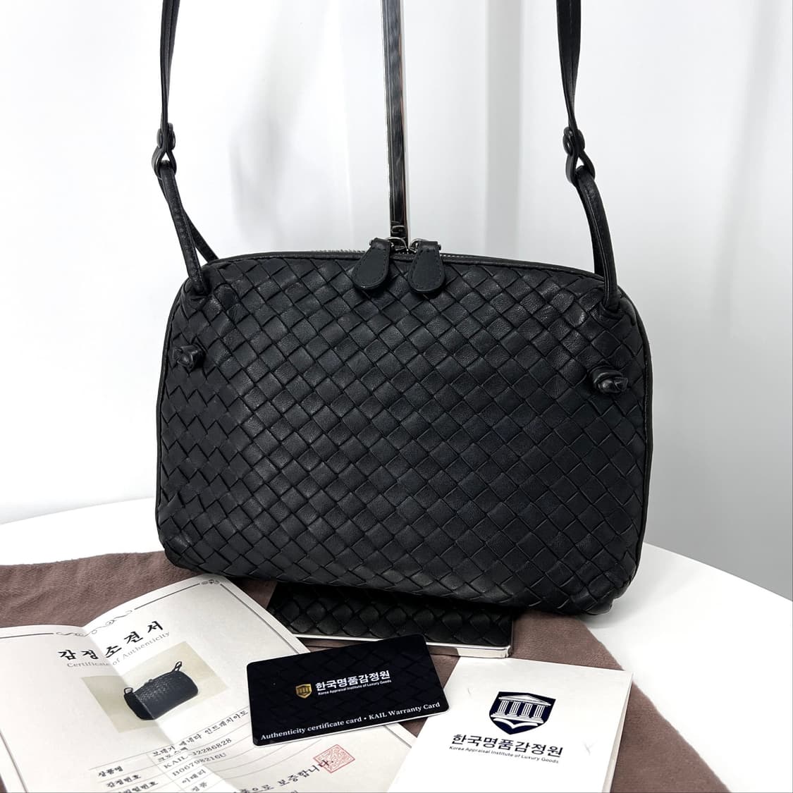[감정완료] 보테가베네타 인트레치아토 노디니 크로스백 블랙 상품이미지4