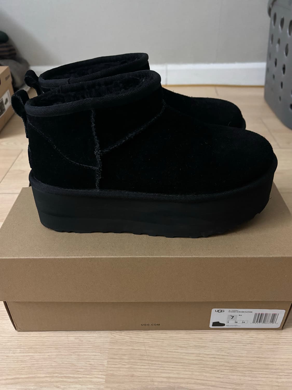어그 클래식 울트라 미니 플랫폼 블랙 7w(240) 상품이미지3