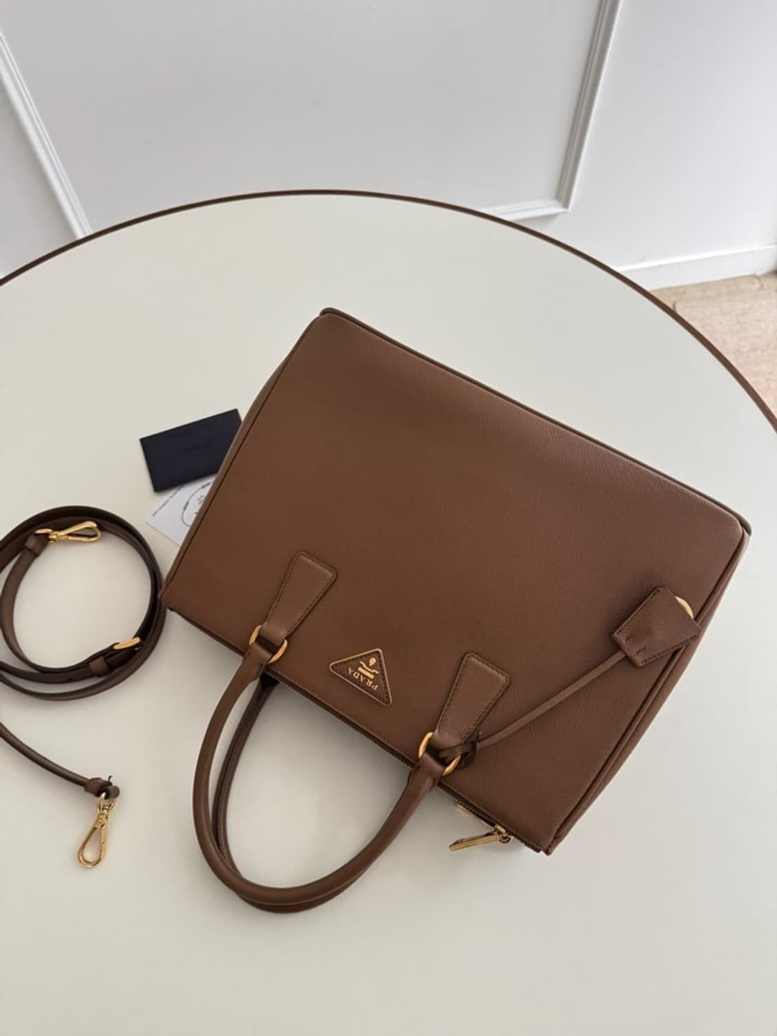 프라다 갤러리아 미디움 사피아노 브라운 상품이미지1