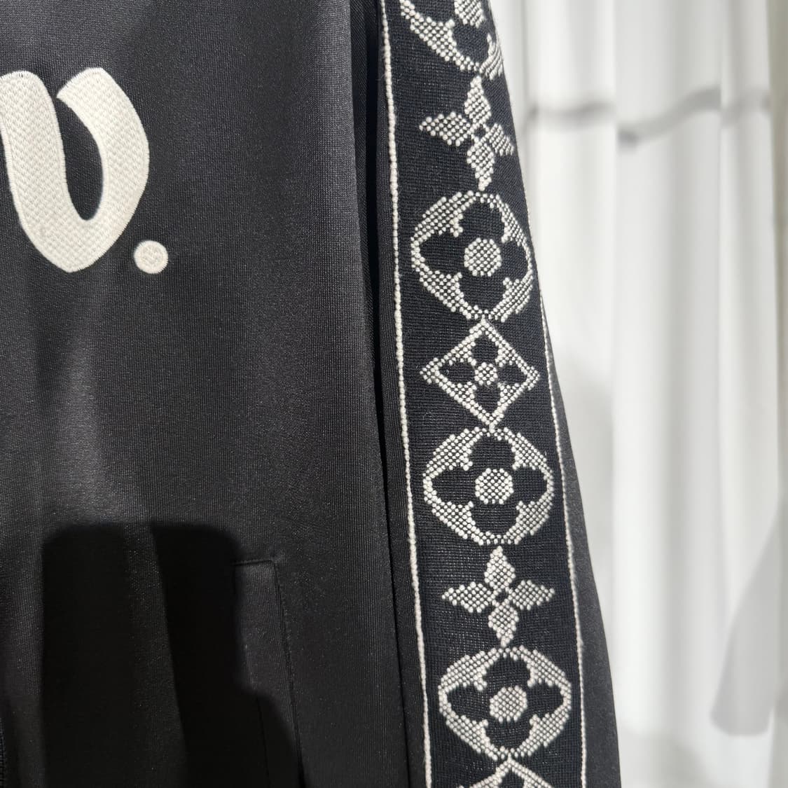 (M) 루이비통 LV로고 플라워 모노그램 트랙 자켓 상품이미지4