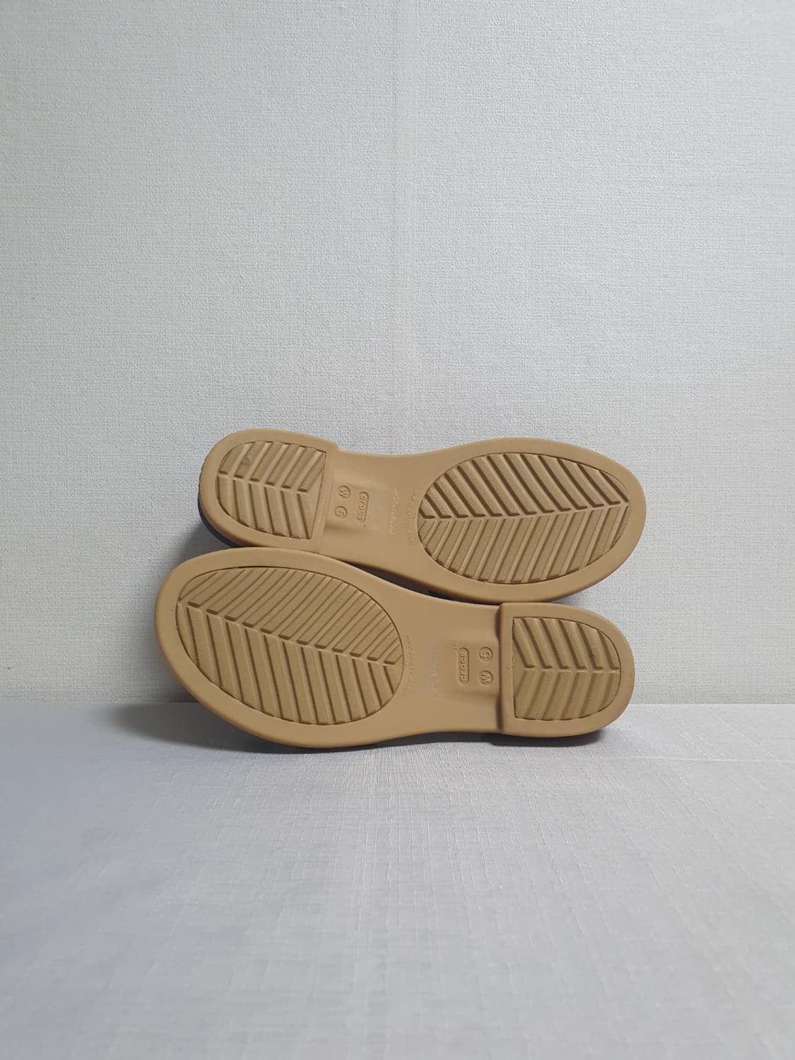 220mm 크록스 툴룸 오픈 플랫 샌들 블랙 탄 상품이미지8