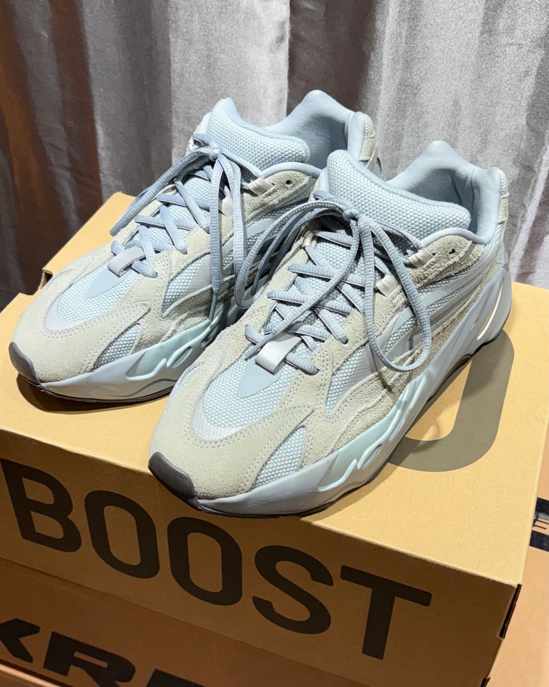 280 아디다스 이지부스트 700 V2 호스피탈 블루 상품이미지1