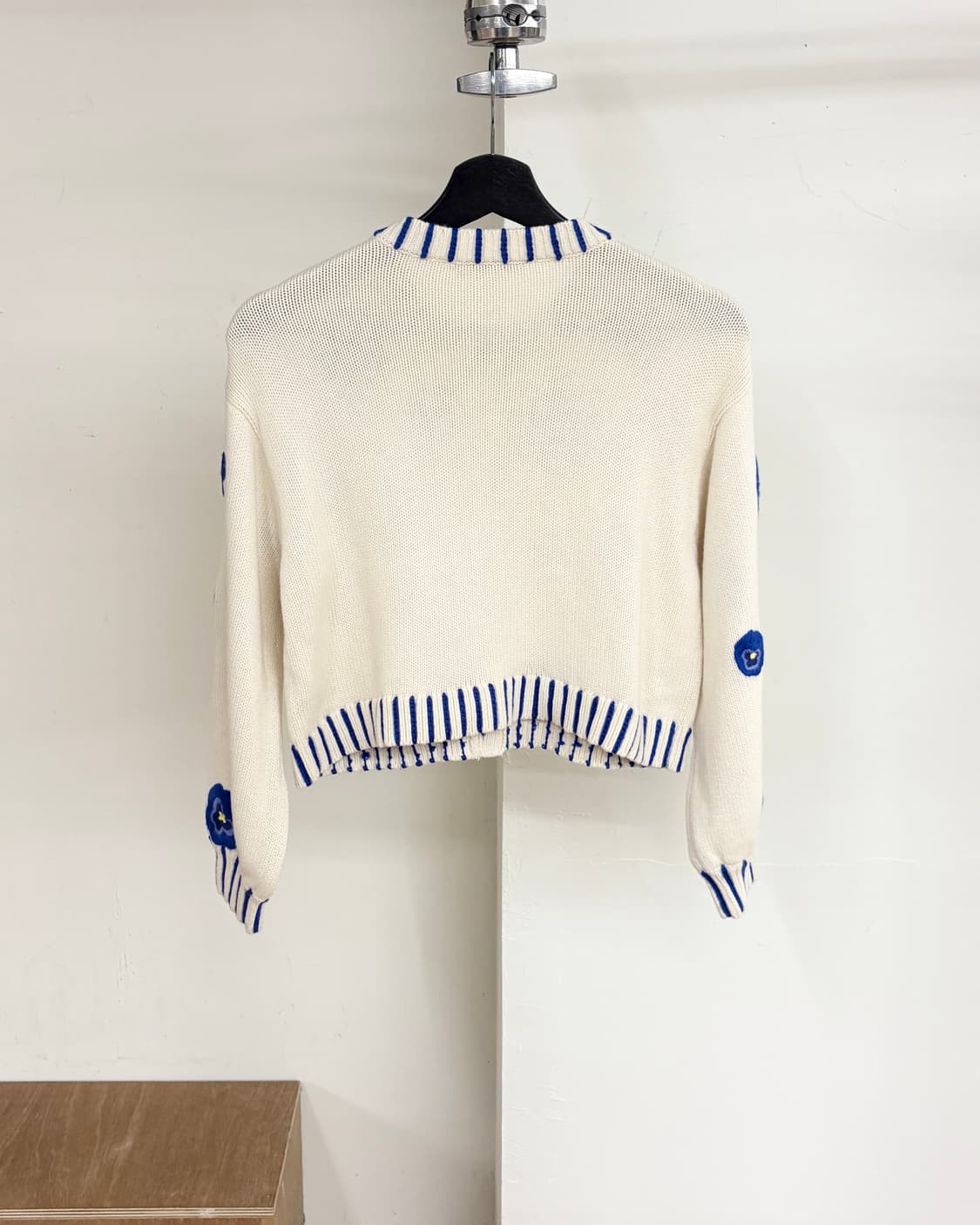 앨리스 앤 올리비아 아이보리 브리짓 엠브로이드 크롭 가디건 상품이미지6