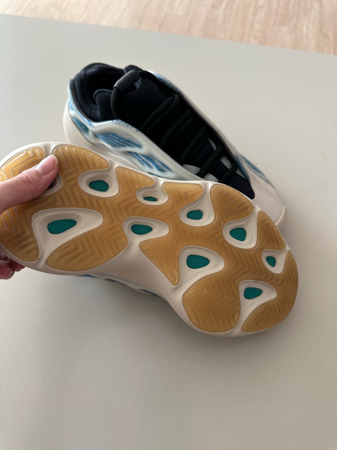 (230) 아디다스 이지 700 V3 카이아나이트 상품이미지4