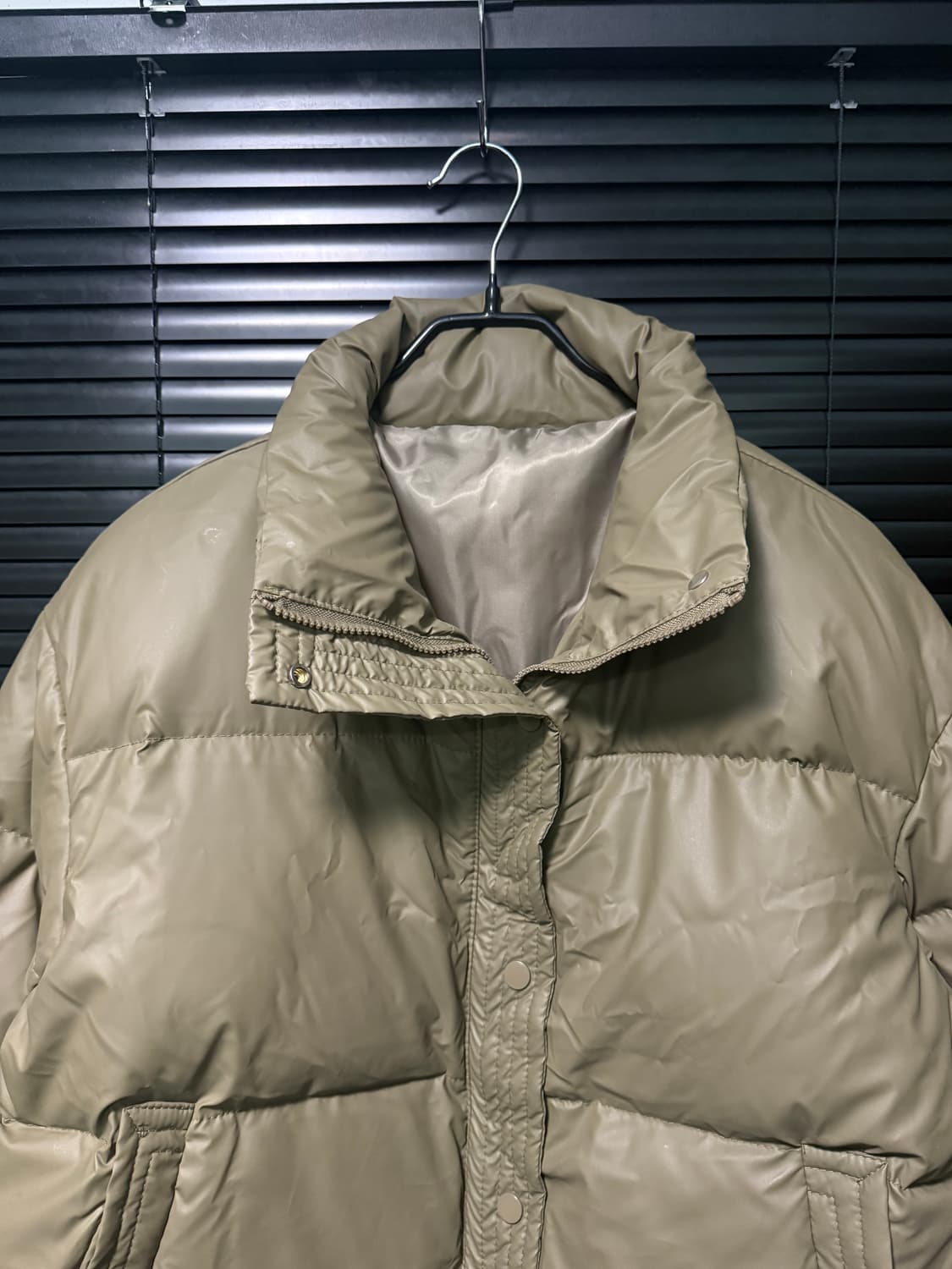 보세 카키 유광 크롭 숏 패딩 하이넥 웰론 점퍼 글로시 푸퍼 가죽 레더 상품이미지5