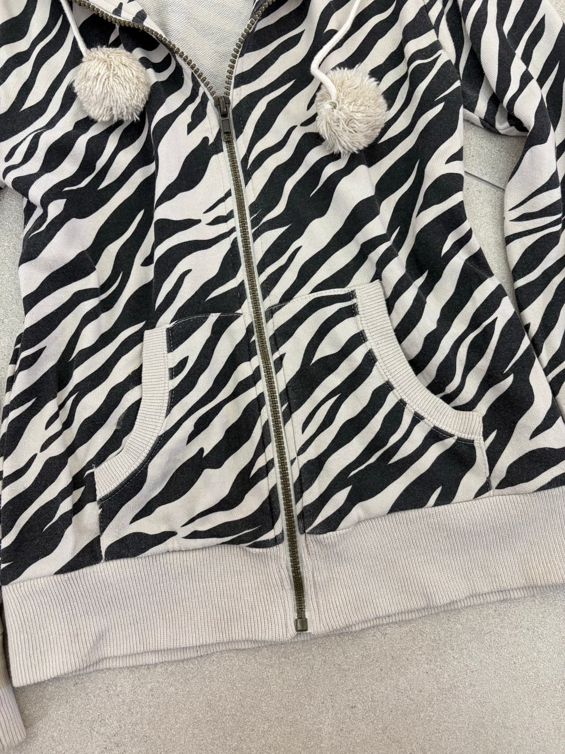 지브라 폼폼 후드집업 상품이미지3