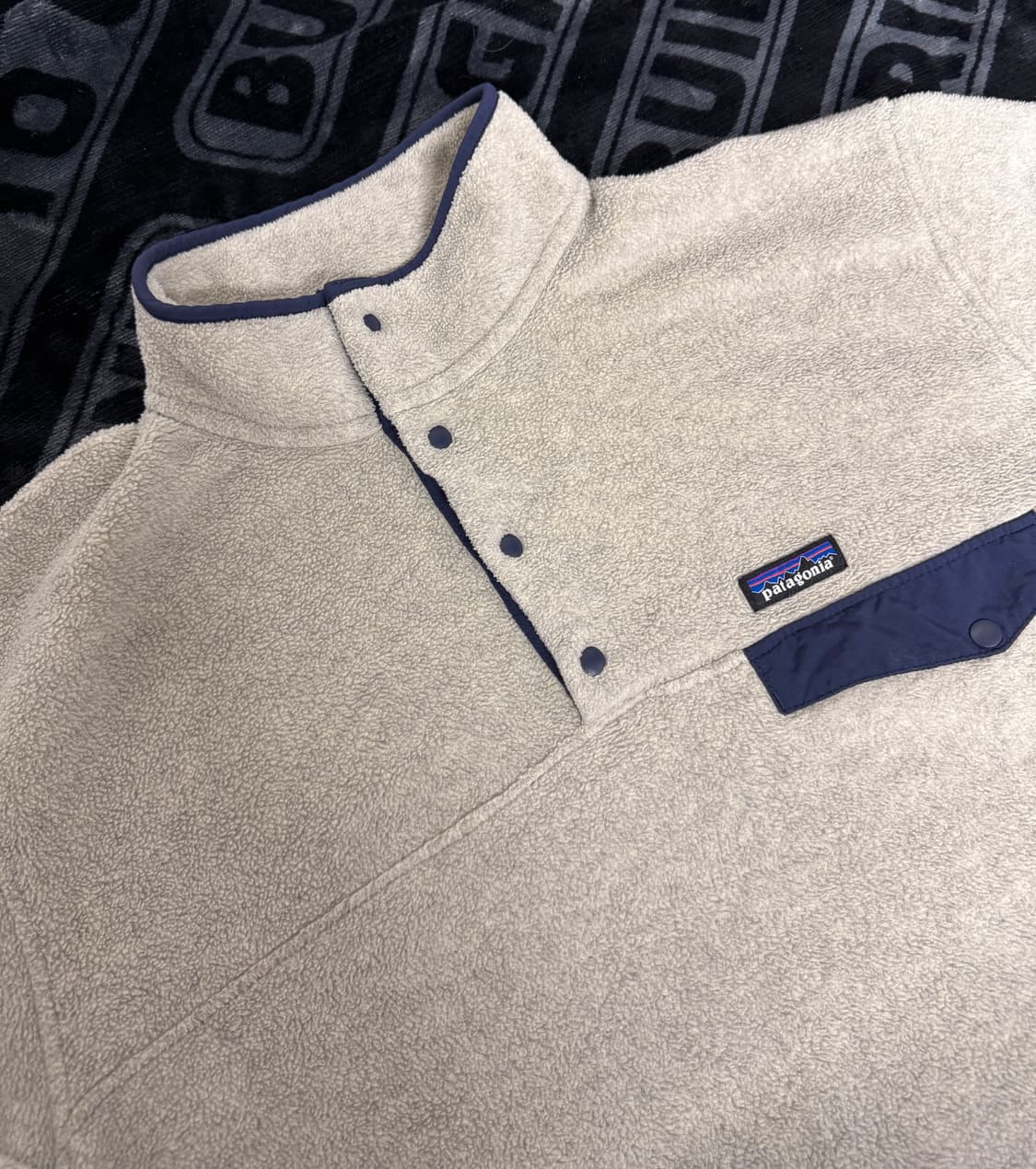 파타고니아 신칠라 스냅 티 풀 오버 헤더 그레이 앤 네이비 상품이미지3