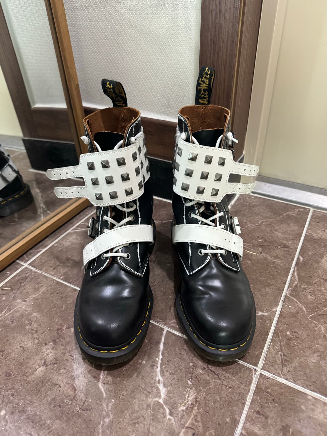 닥터마틴 스터드 화이트 믹스 롱부츠 270 상품이미지2