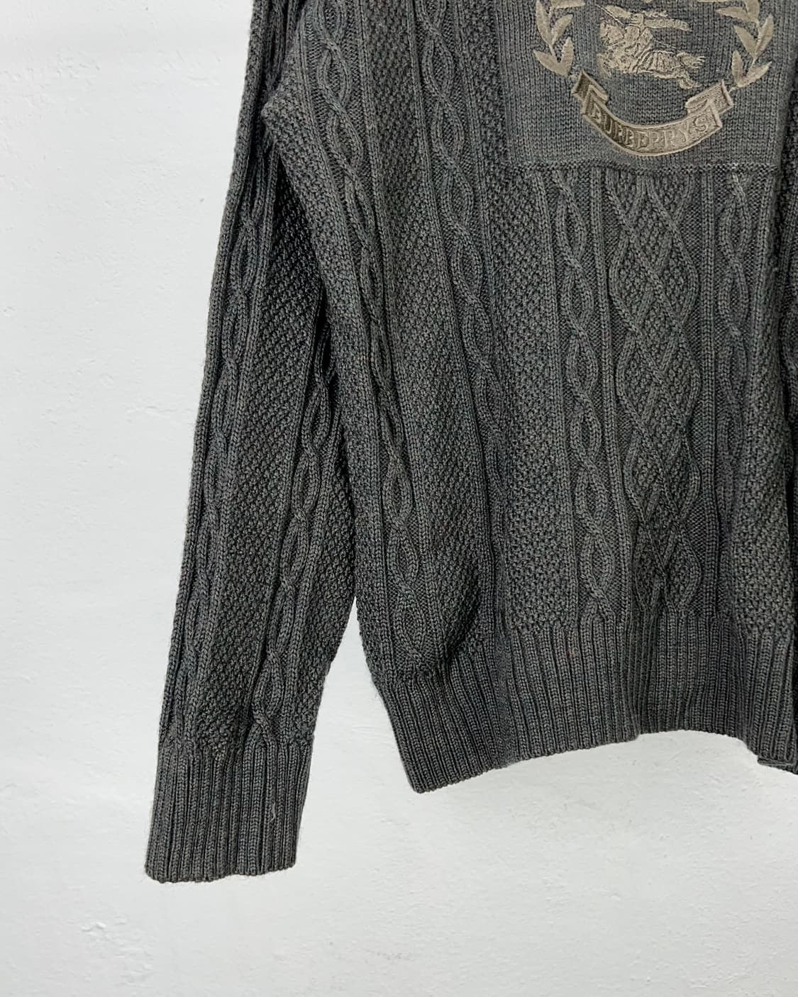 버버리 다크 올리브 센터 월계수 로고 케이블 스웨터 상품이미지4