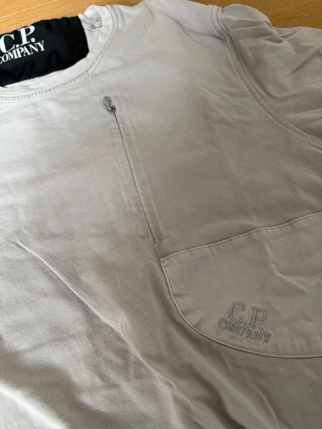 연그레이 cp컴퍼니 주머니 지퍼 반팔 상품이미지2