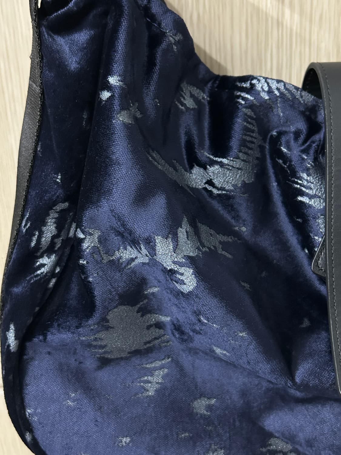 해칭룸 웨이비 백 벨벳 네이비 상품이미지3