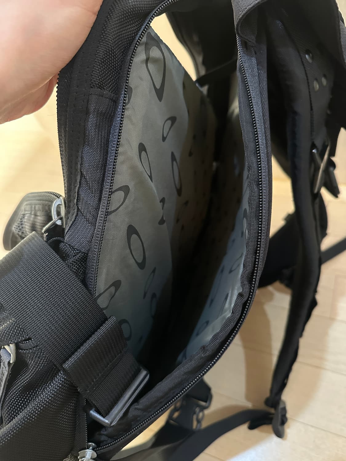 오클리 아이콘 3.0 테크니컬 백팩 블랙 상품이미지5