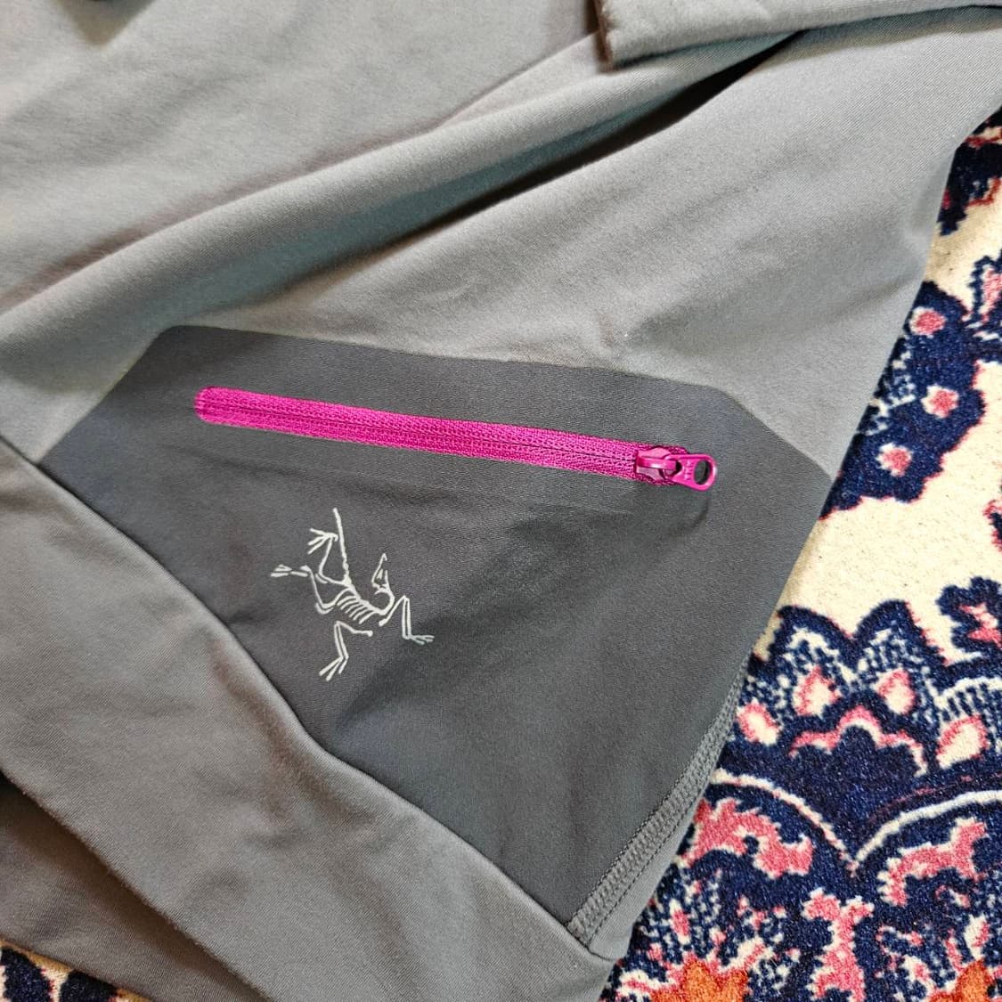 아크테릭스(Arcteryx) 버텍스 후드 기능성

러닝웨어 2종 상품이미지5