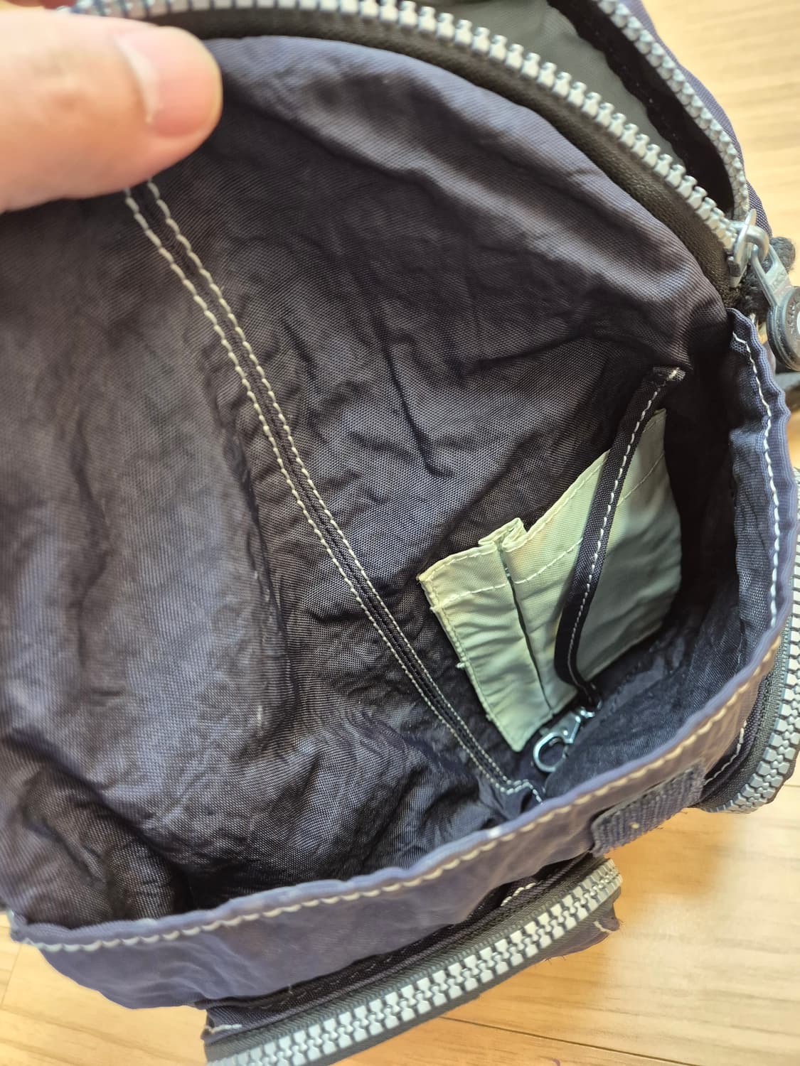 키플링 미니 백팩 판매합니다. 블랙 색상이라 어느 옷에나 잘 어울립니다. 상품이미지6