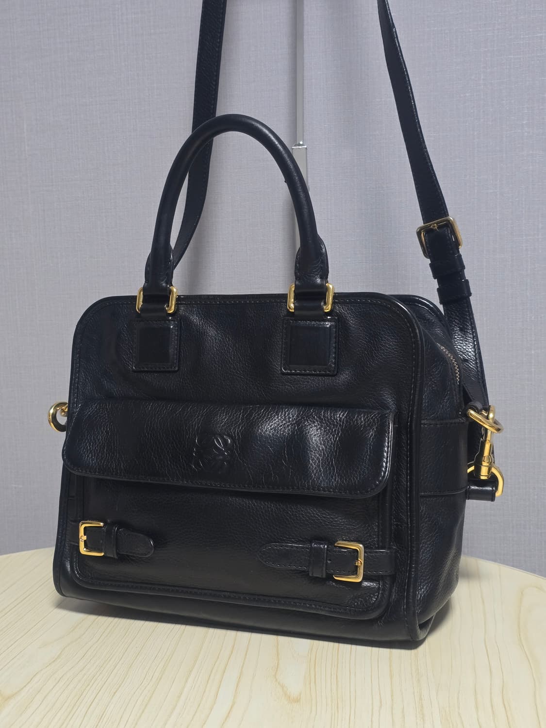 로에베 마드리드 그레인 카프스킨 크루즈백 상품이미지3