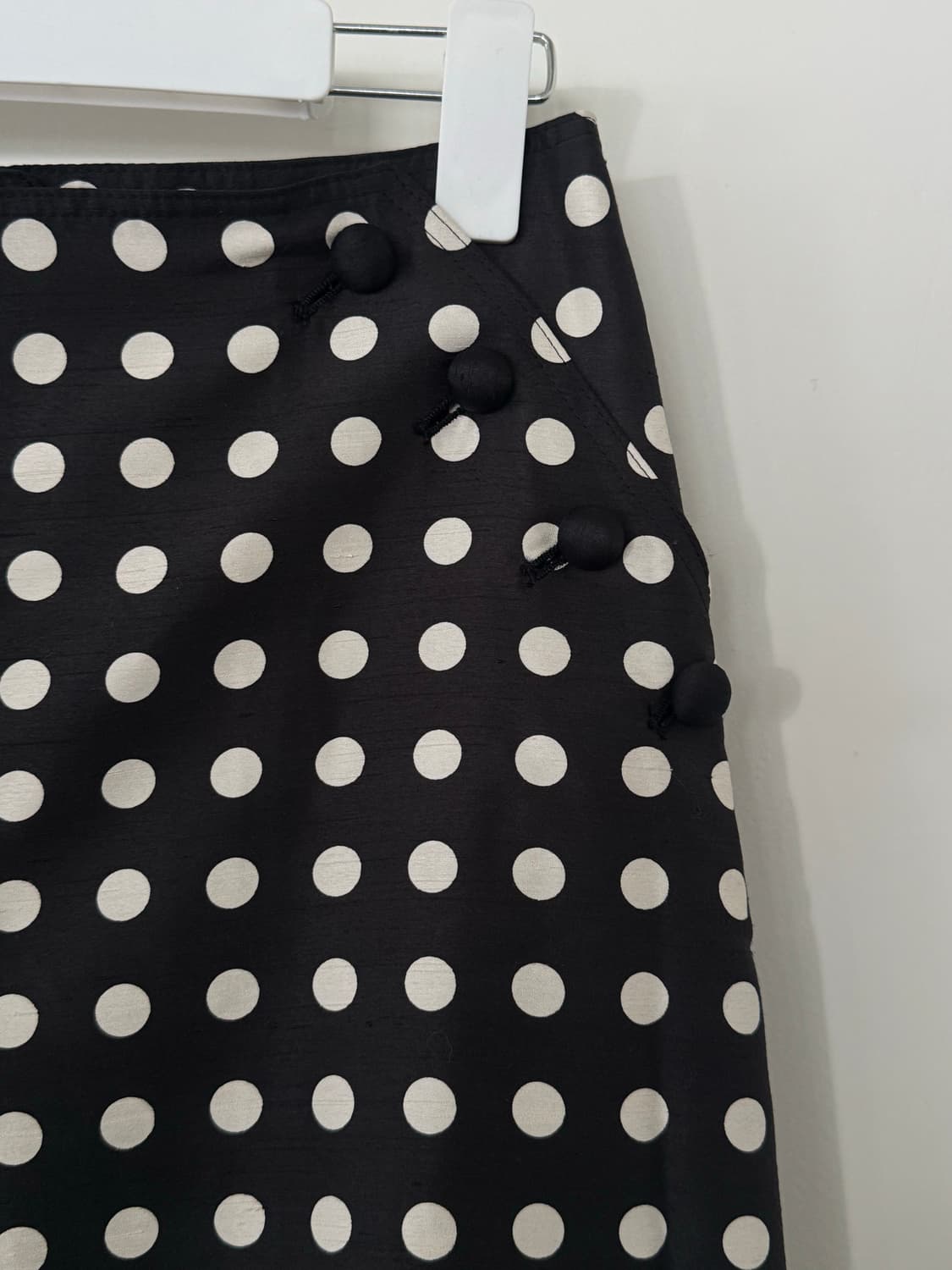 도트 패턴 버튼 디테일 미디 스커트 상품이미지3