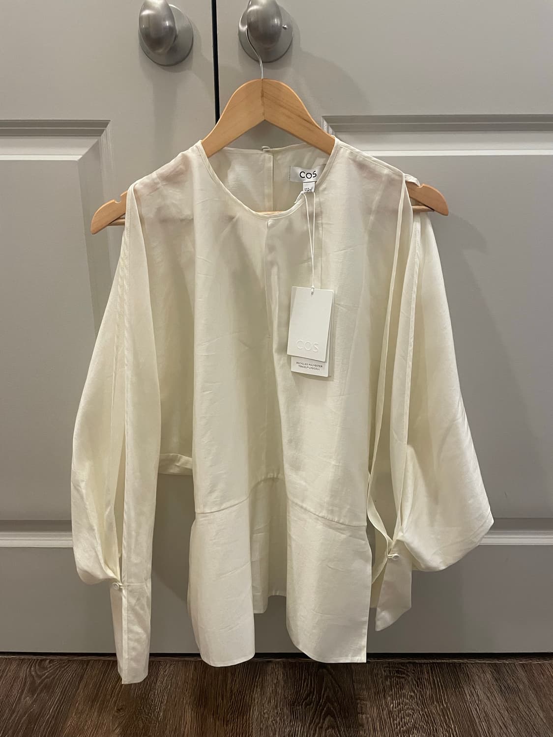 COS 오픈 슬리브 블라우스 새상품 연말룩 상품이미지6
