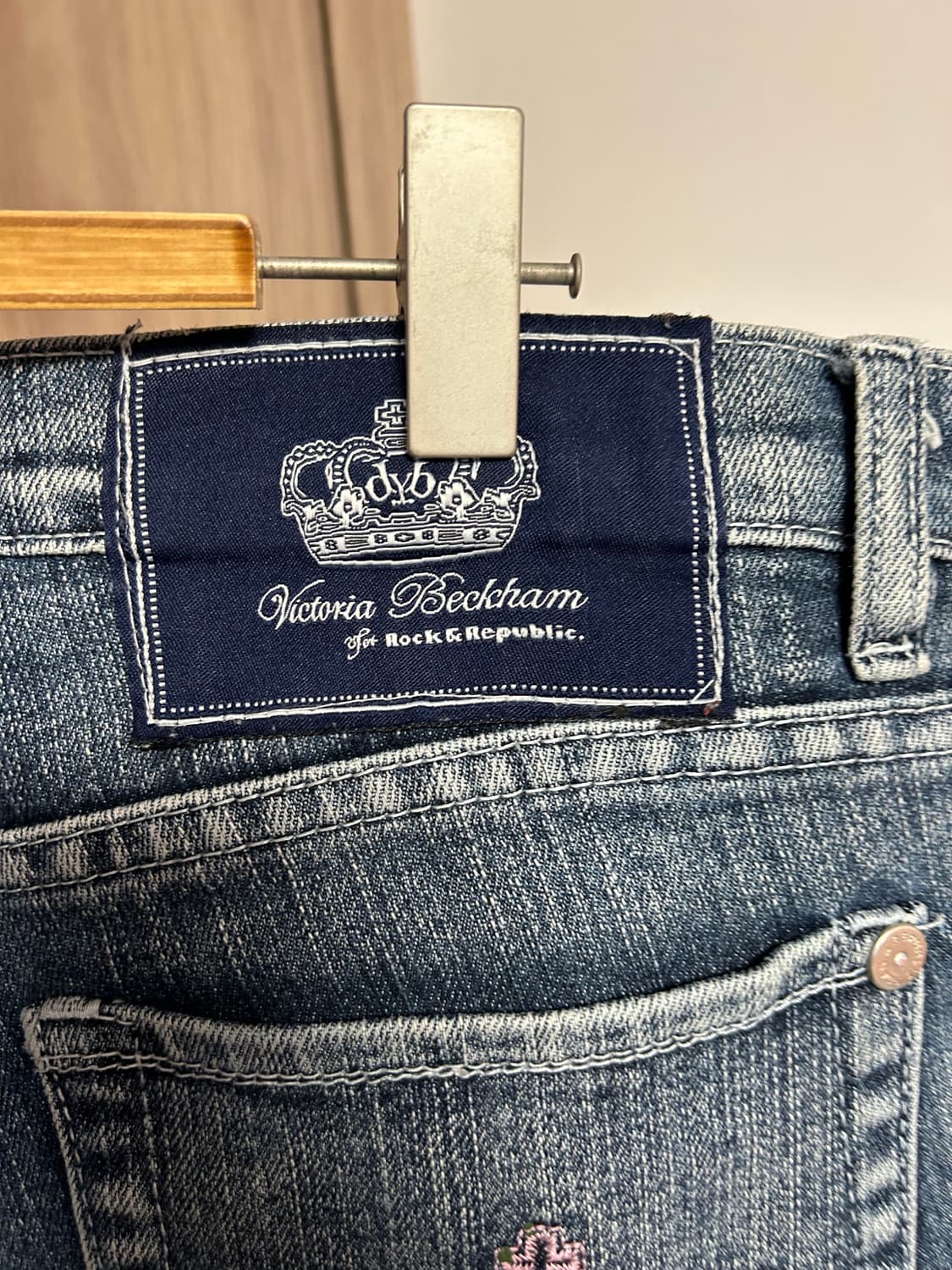 Victoria beckham 로우라이즈 데님 플레어 진 상품이미지3