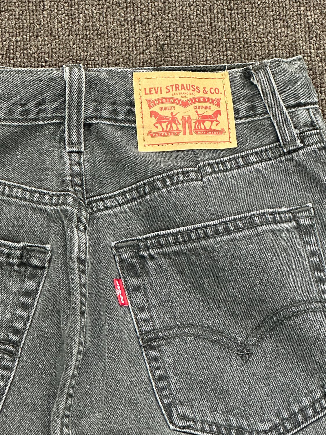 27)리바이스 트임 디테일 흑청 데님 미디스커트 상품이미지2