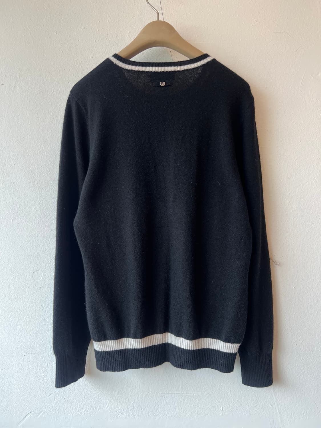 엠유스포츠 여성 블랙 캐시미어100니트 라운드니트 상품이미지3