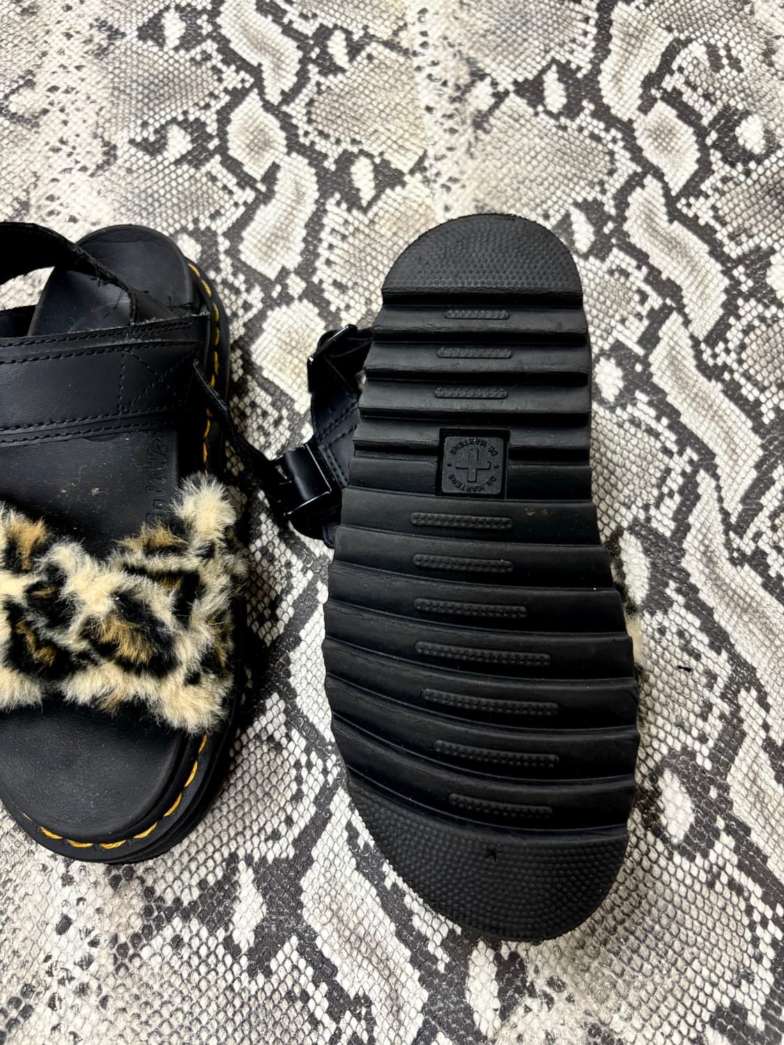 “Dr.Martens”  Leopard Kitsch Mood Shoes 상품이미지4
