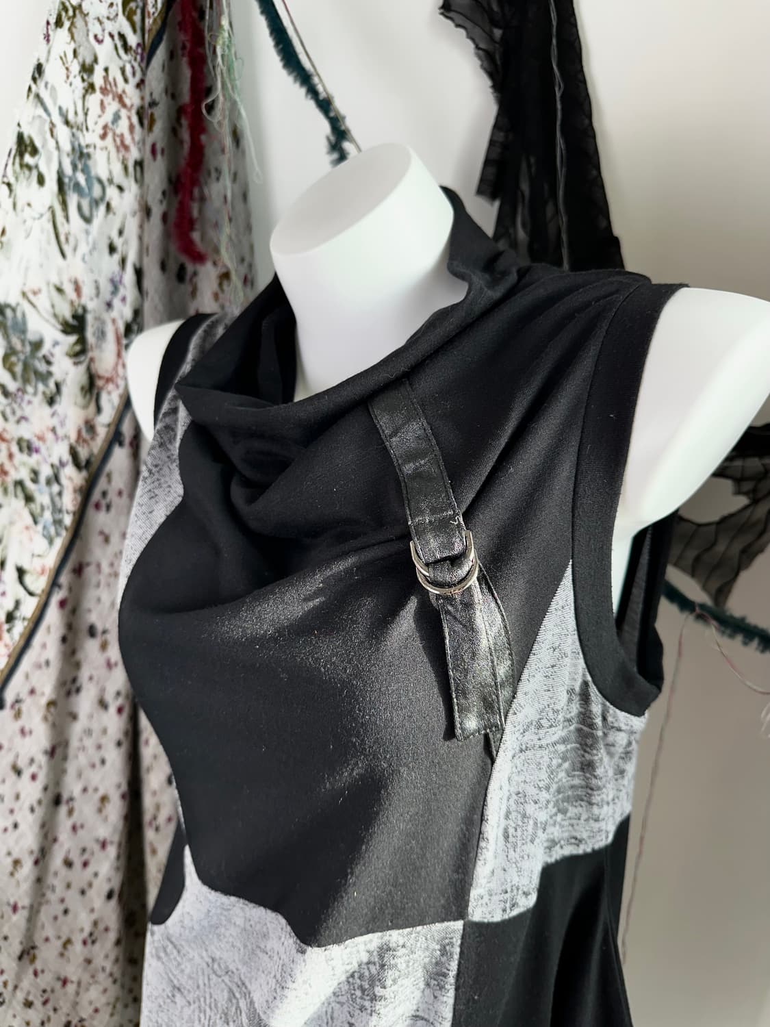 언발 배색 슬리브리스 탑 상품이미지4