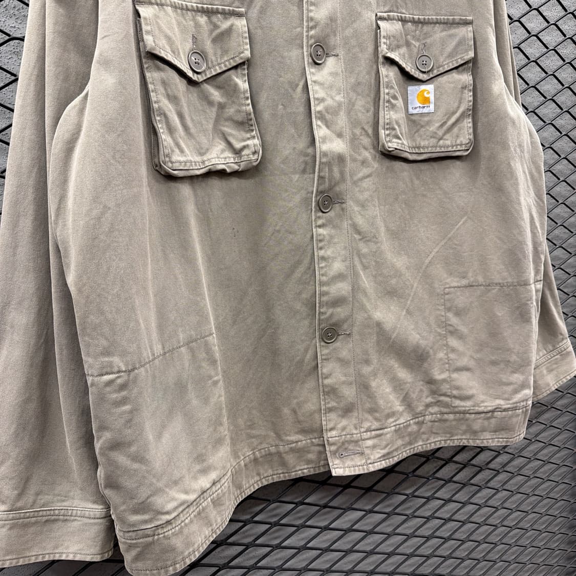 칼하트 밀리터리 라이트 워크자켓 어깨견장 플랩포켓 디테일 상품이미지5