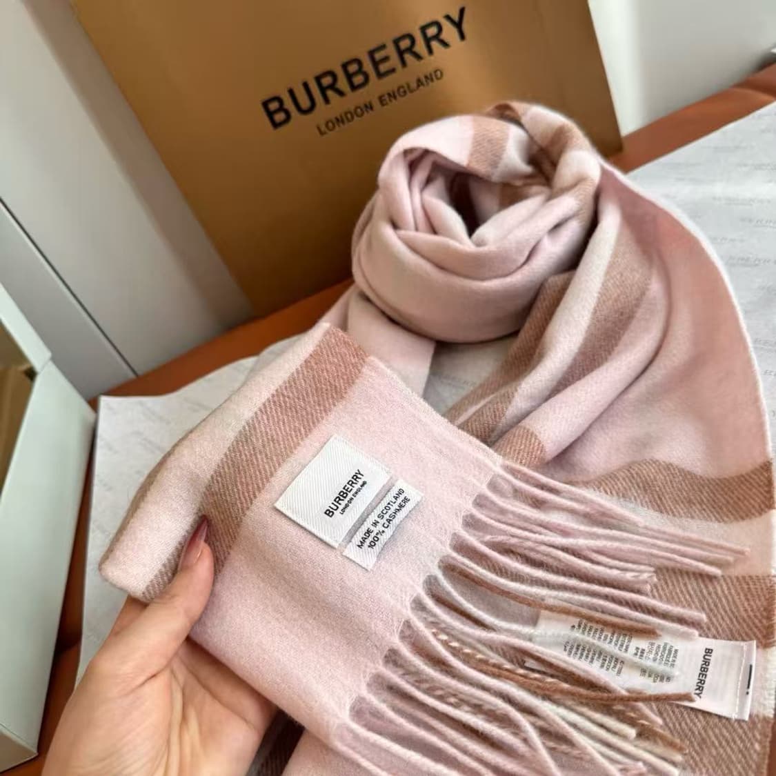 버버리숙녀 리버서블 스카프
 상품이미지2