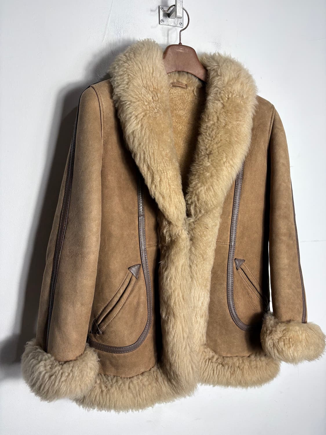 가죽 디테일 퍼 무스탕 상품이미지1