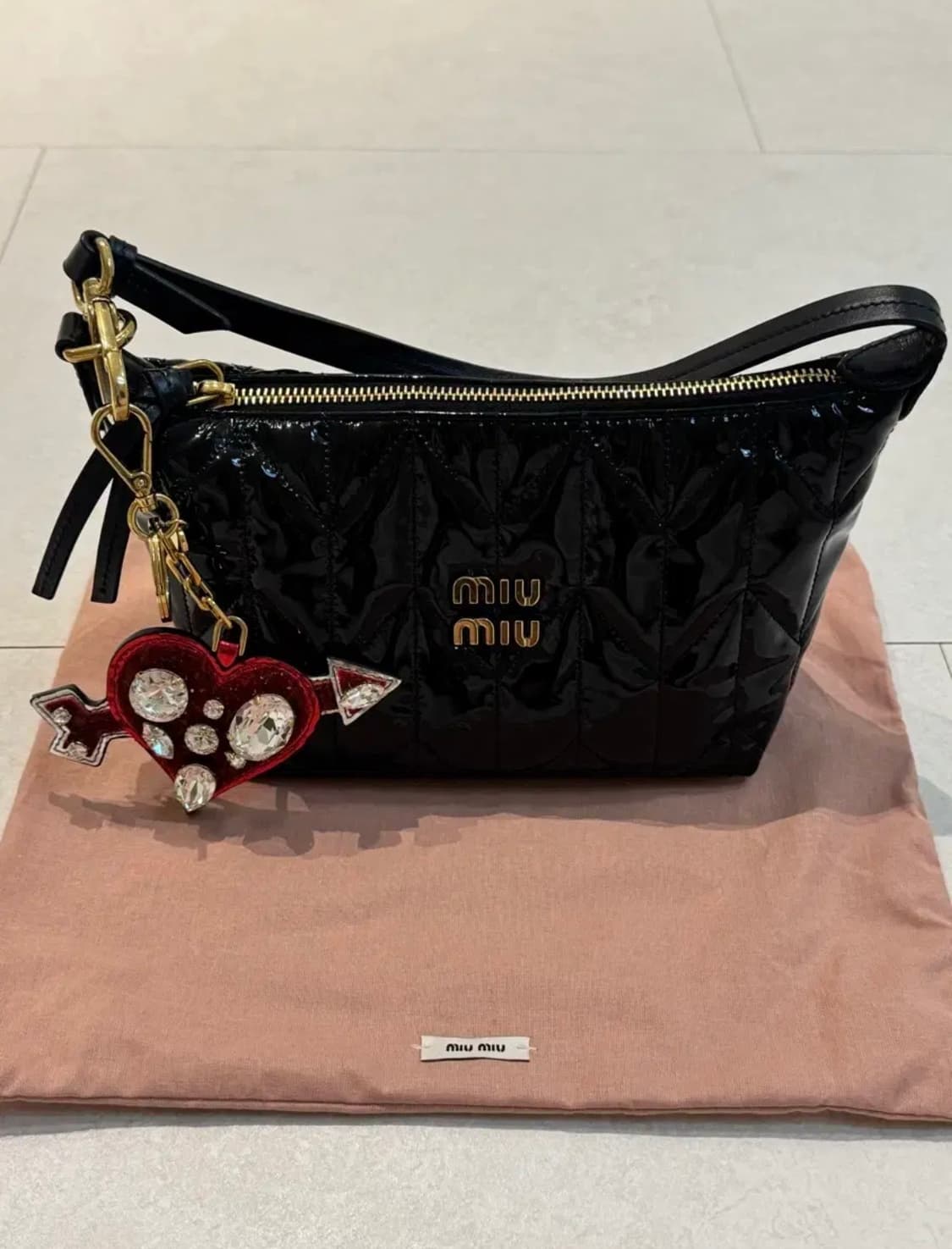미우미우 스피릿 마테라쎄 페이던트 레더 미니백 블랙 상품이미지2