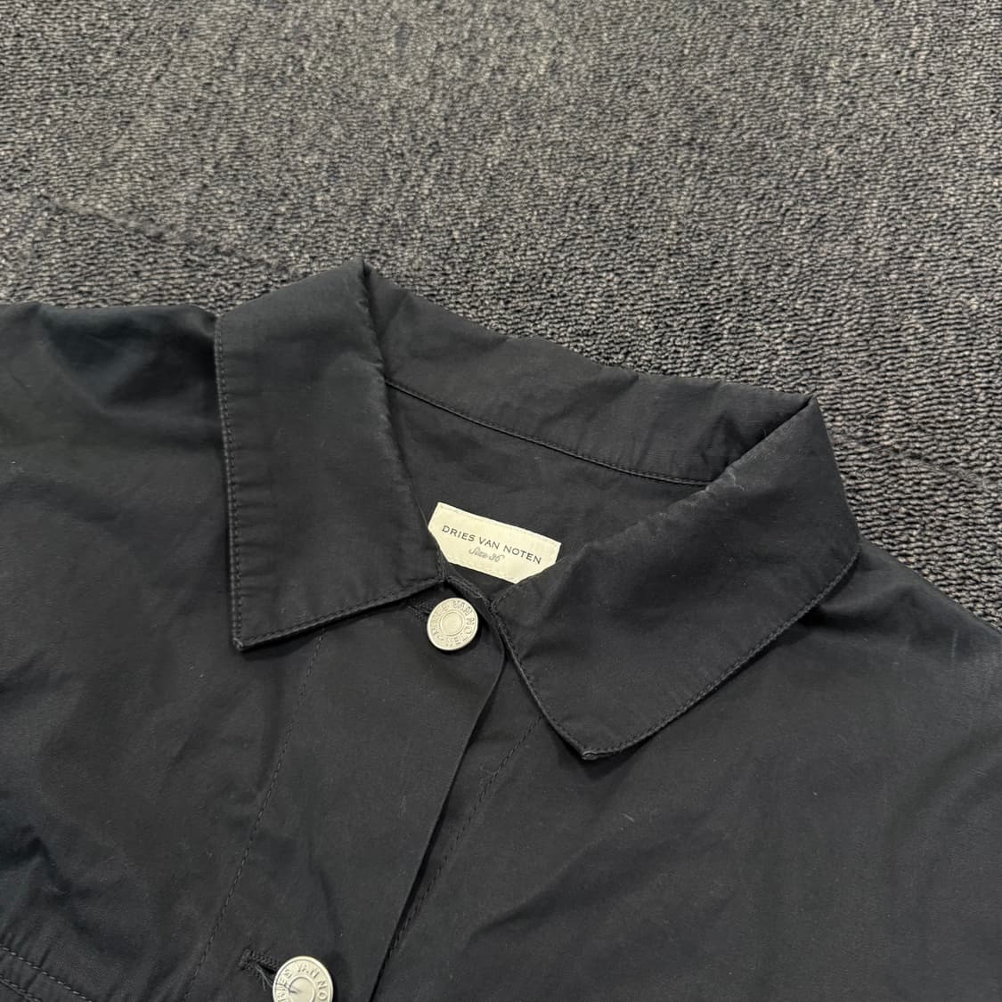 드리스반노튼 백 프릴 디테일 크롭 자켓 상품이미지7