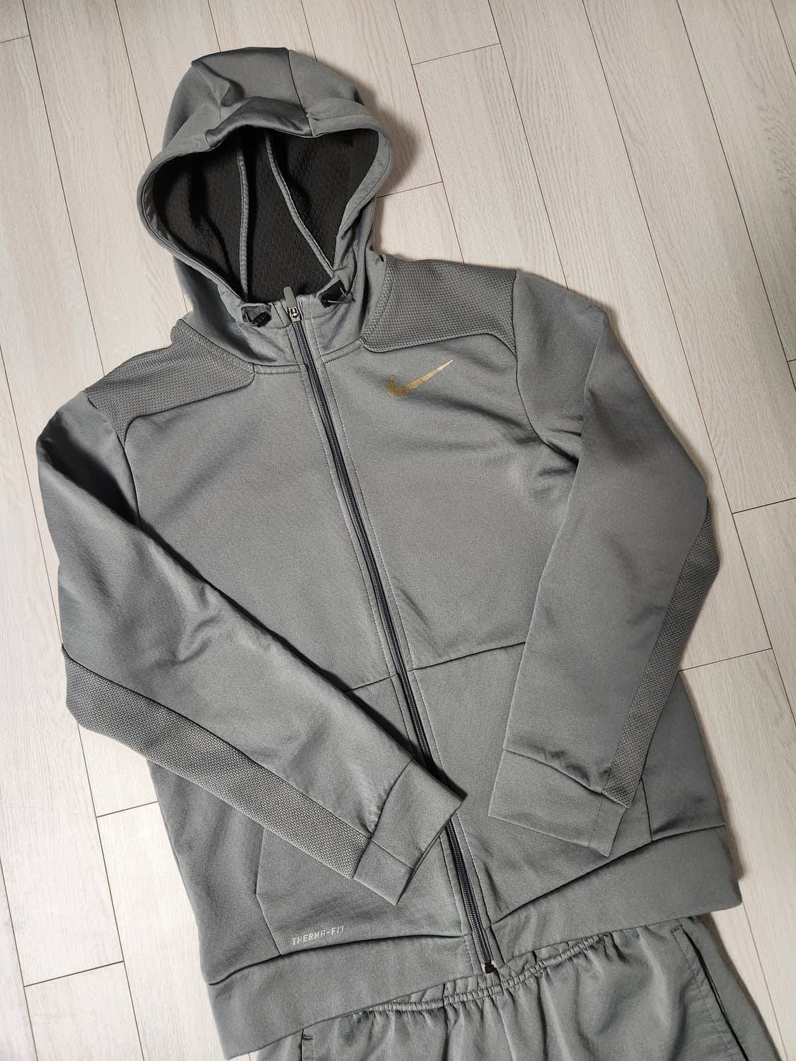 나이키 골드스우시 써마핏 기모 트레이닝 상하의 세트 사이즈L

상의는 오 상품이미지1