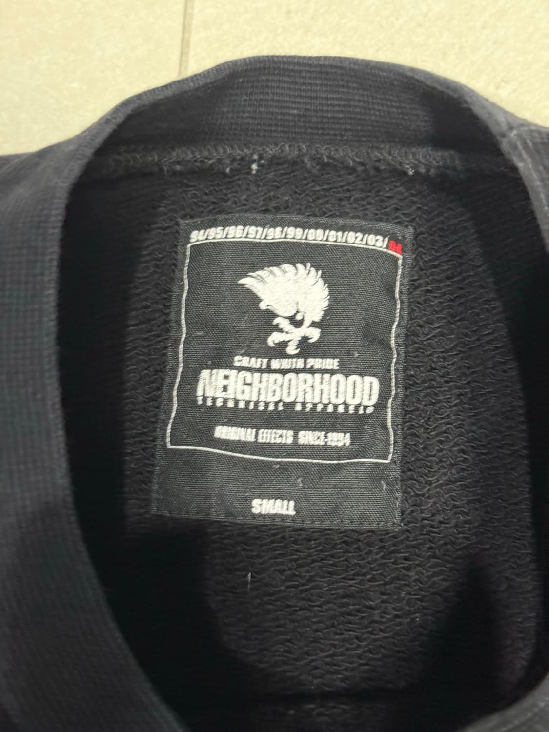 2004 네이버후드 데미지 가공 맨투맨 스웨터 상품이미지7