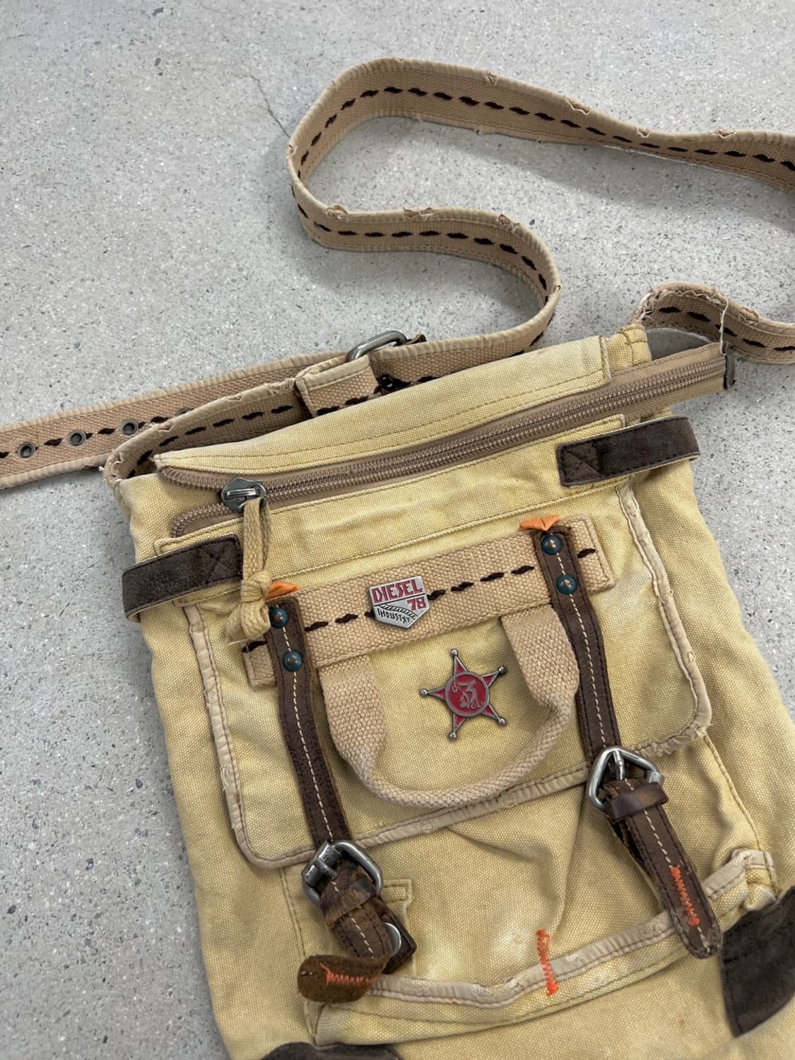 디젤 아카이브 밀리터리 캔버스 크로스백 상품이미지4