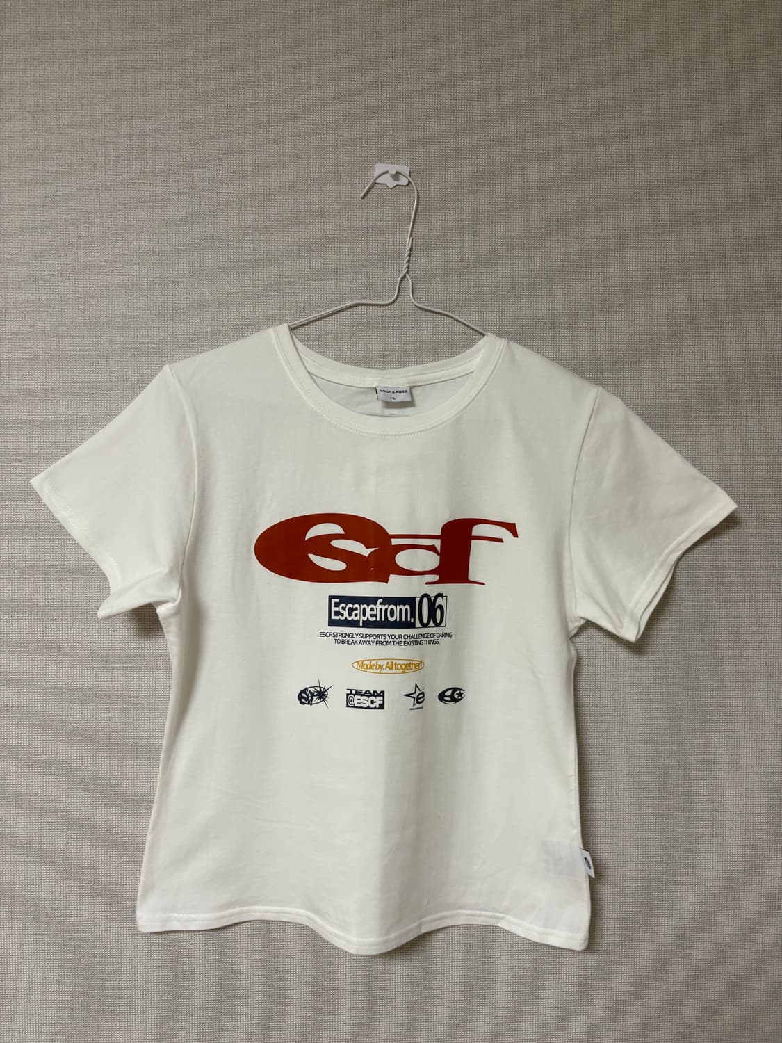 ESCAPEFROM/ ESCF 로고 콜라주 프린트 슬림핏 반팔티 아이보리 상품이미지2